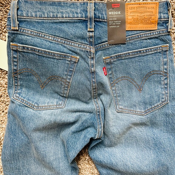 Levi’s Wedgie Straight - Picture 2 of 2